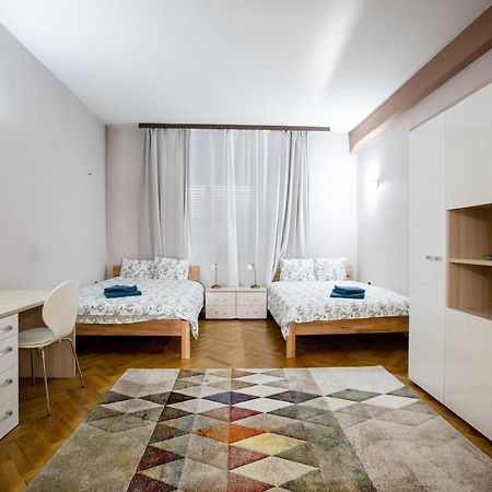 Spacious City View Apartment With Balcony Bucureşti Ngoại thất bức ảnh